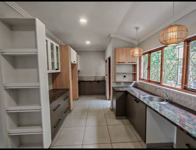 4 BEDROOM HOUSE FOR SALE IN BEREA WEST